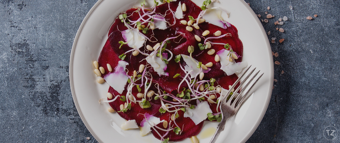 Veganes Rote-Bete-Carpaccio mit Pinienkernen, Sprossen und weißem Käse