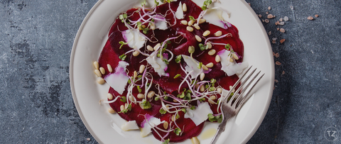Veganes Rote-Bete-Carpaccio mit Pinienkernen, Sprossen und weißem Käse